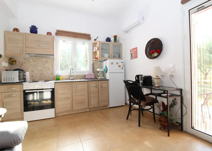 Malvazios Mavrovouni House Left ギシオ